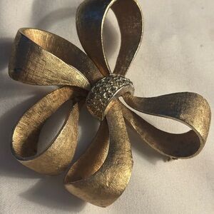Elegant large vintage Coro Gold Bow Brooch